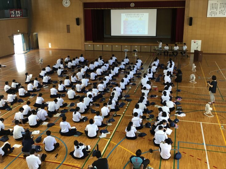 高校生が海洋ごみについて中学校で講演