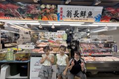 那覇「第一牧志公設市場」のカラフルなお魚と持ち上げ体験 vol6（2025）